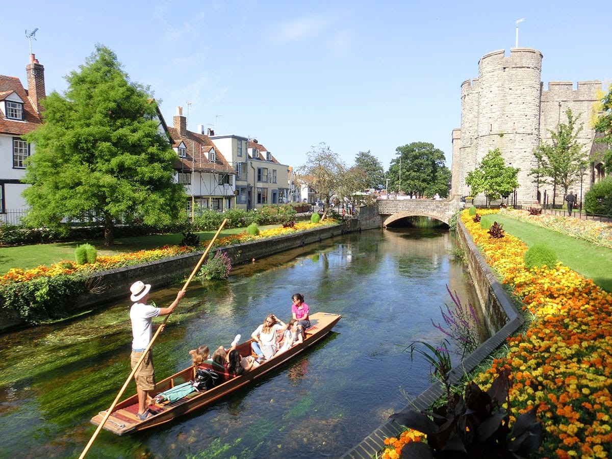 西門近くの川沿い庭園 - Slide:1