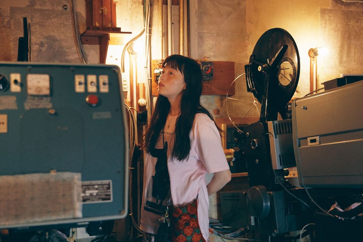 映写室モトーラ世理奈 - Slide:1