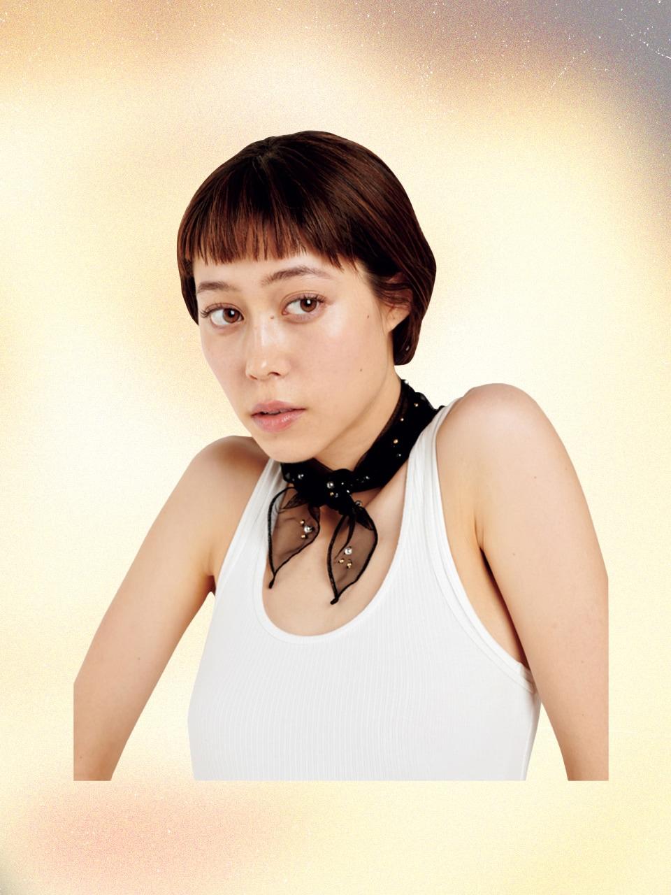 〈MONA SULTAN〉 ビジュー×シフォンで華やぐ タンクやTシャツにさらっと合わせたい。 ビジュー付きチーフ ¥15,000(モナ スルタン | スティーブン アラン トーキョー)/タンクトップ*スタイリスト私物