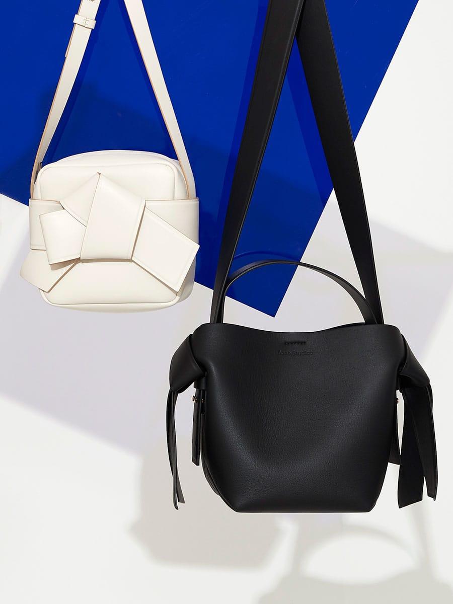 シーンを選ばない〈アクネ ストゥディオズのバッグ どっち?