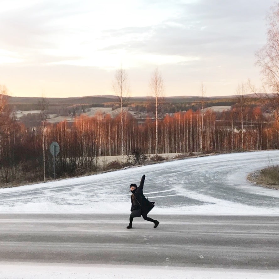道路の中央でポーズ - Slide:7