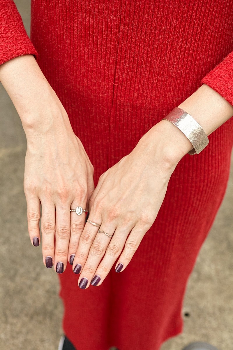 真っ赤なワンピをミニマルに着る。ロング丈とV ネックが秋の気分|365日おしゃれスナップ - Slide:4