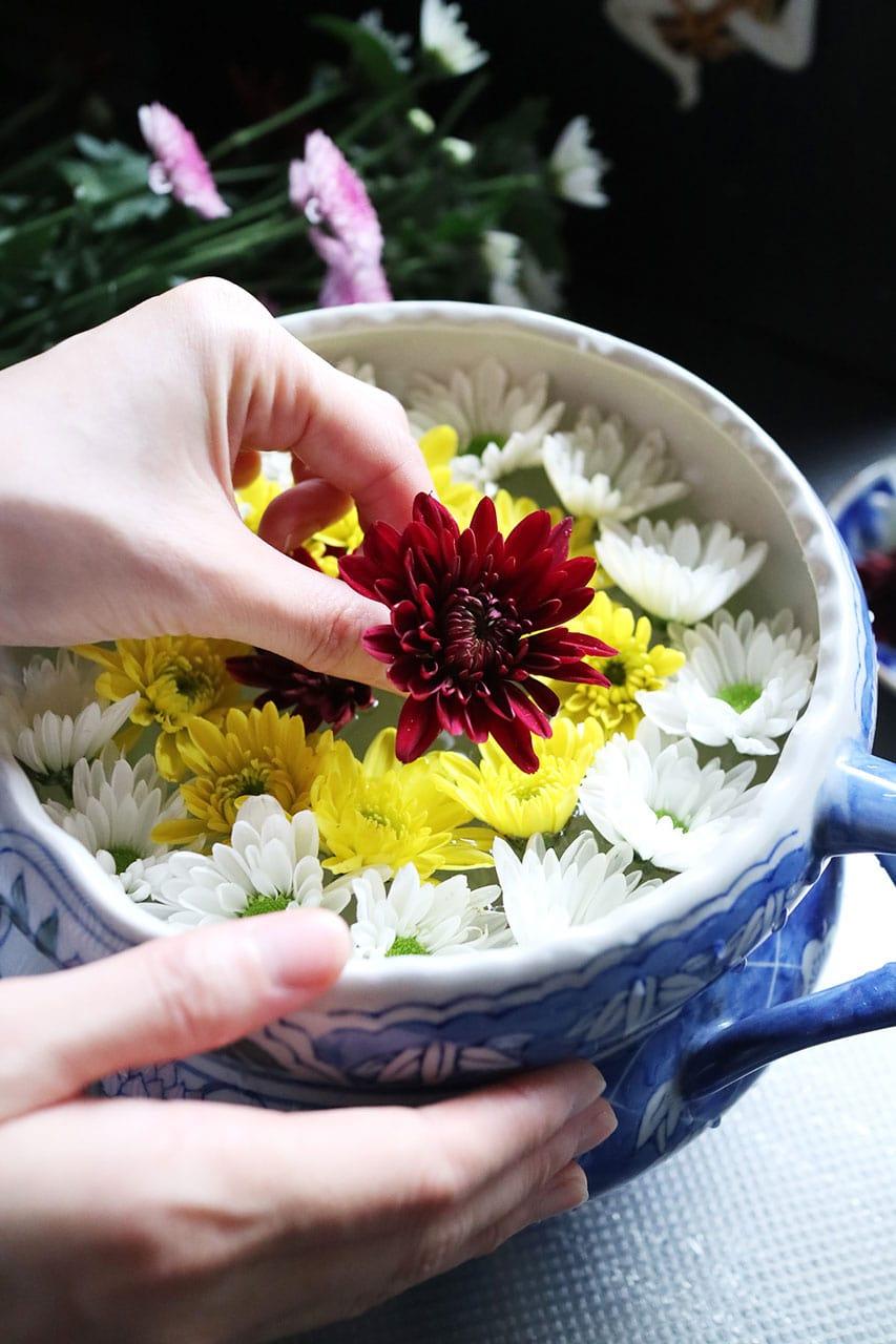 現代に取り入れたい伝統文化「重陽の節句」。器に菊の花を生けて、秋を迎えよう