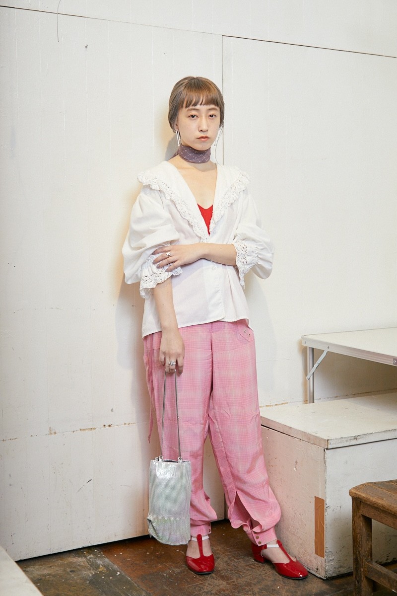 大きな襟のブラウスが主役。赤×ピンクの同系色コーデでガーリーに|365日おしゃれスナップ - Slide:1