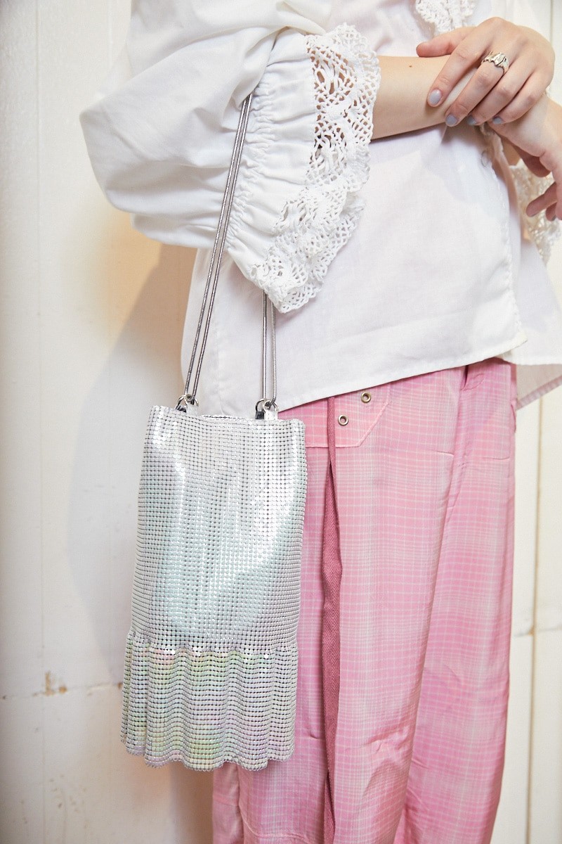 大きな襟のブラウスが主役。赤×ピンクの同系色コーデでガーリーに|365日おしゃれスナップ - Slide:5