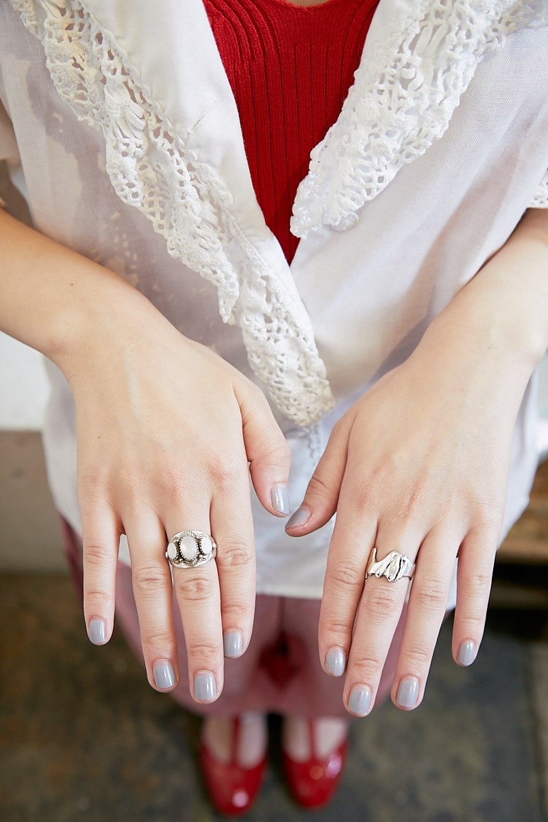 大きな襟のブラウスが主役。赤×ピンクの同系色コーデでガーリーに|365日おしゃれスナップ - Slide:3