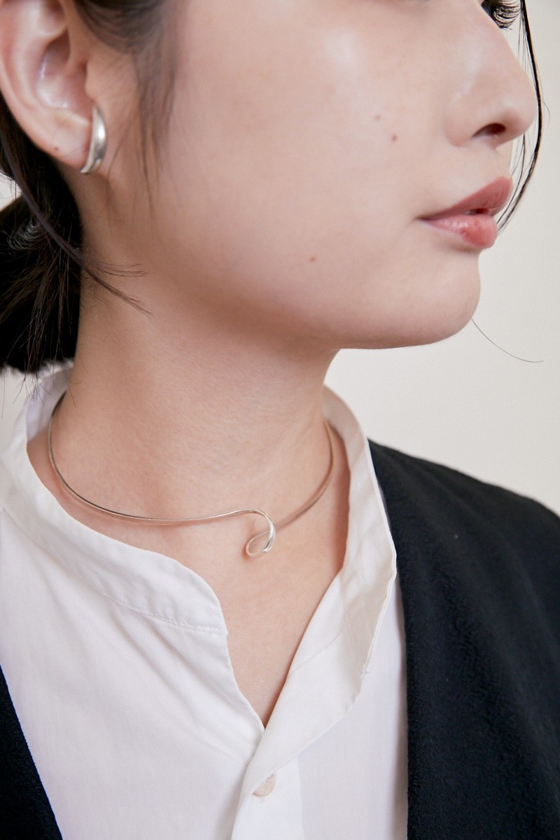 ベルベットのジャケットが主役。メンズアイテムを女性らしく昇華して|365日おしゃれスナップ - Slide:2