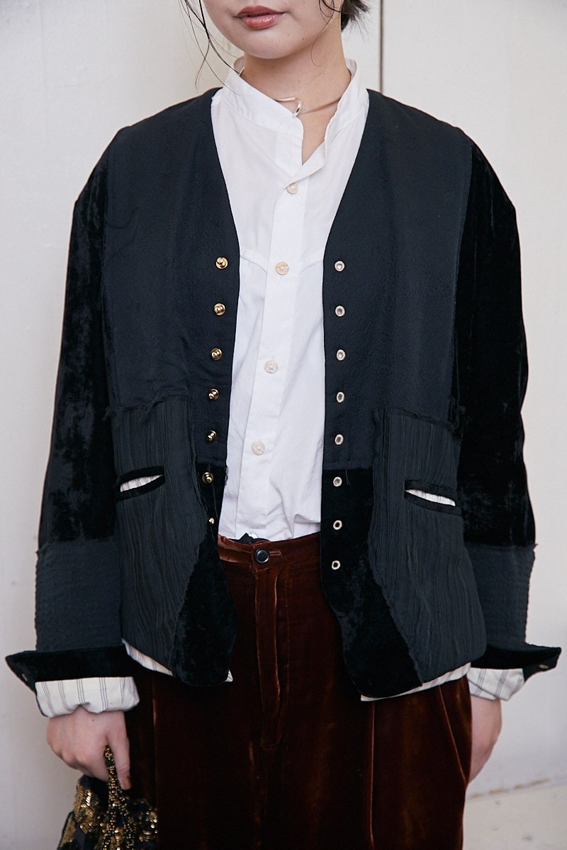 ベルベットのジャケットが主役。メンズアイテムを女性らしく昇華して|365日おしゃれスナップ - Slide:3