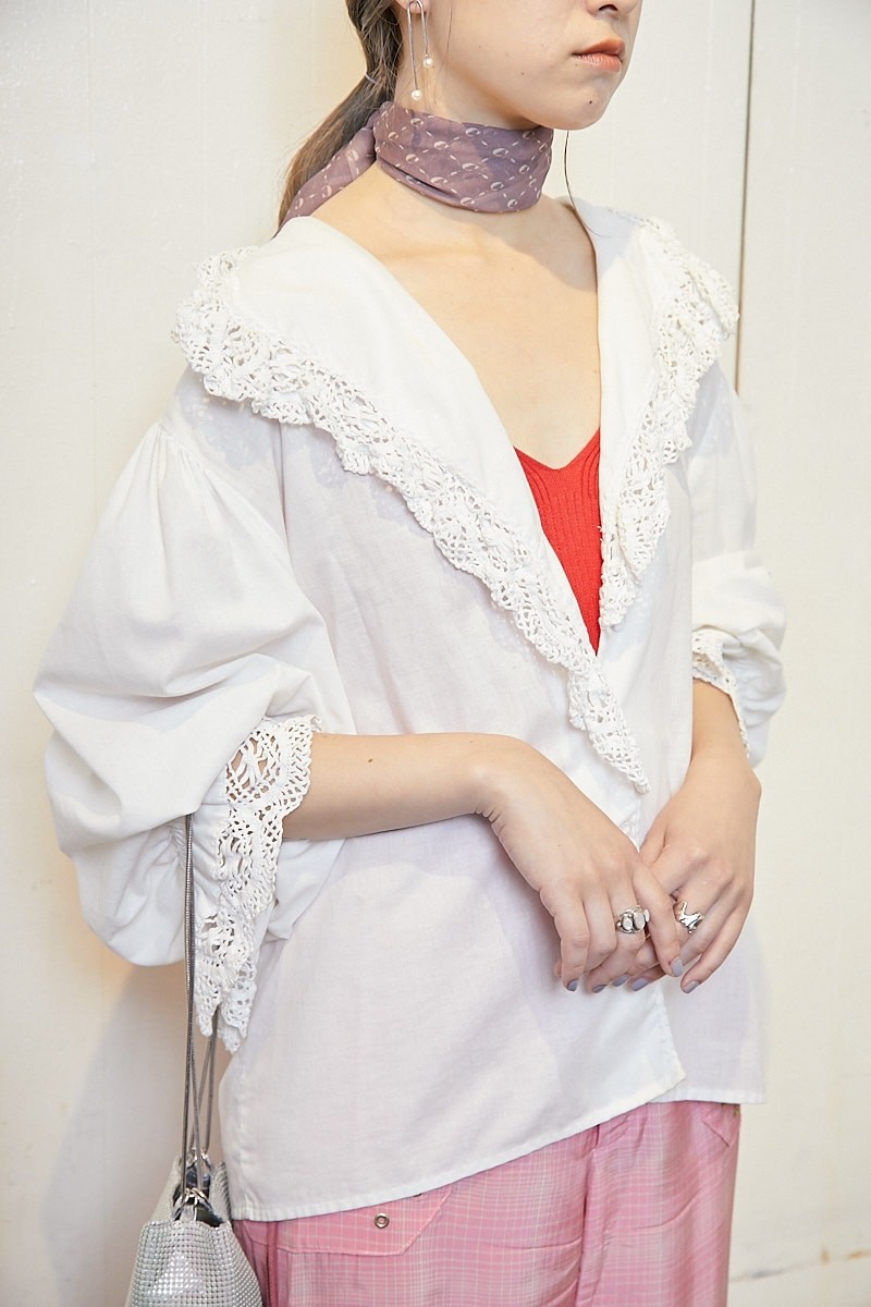 大きな襟のブラウスが主役。赤×ピンクの同系色コーデでガーリーに|365日おしゃれスナップ - Slide:2