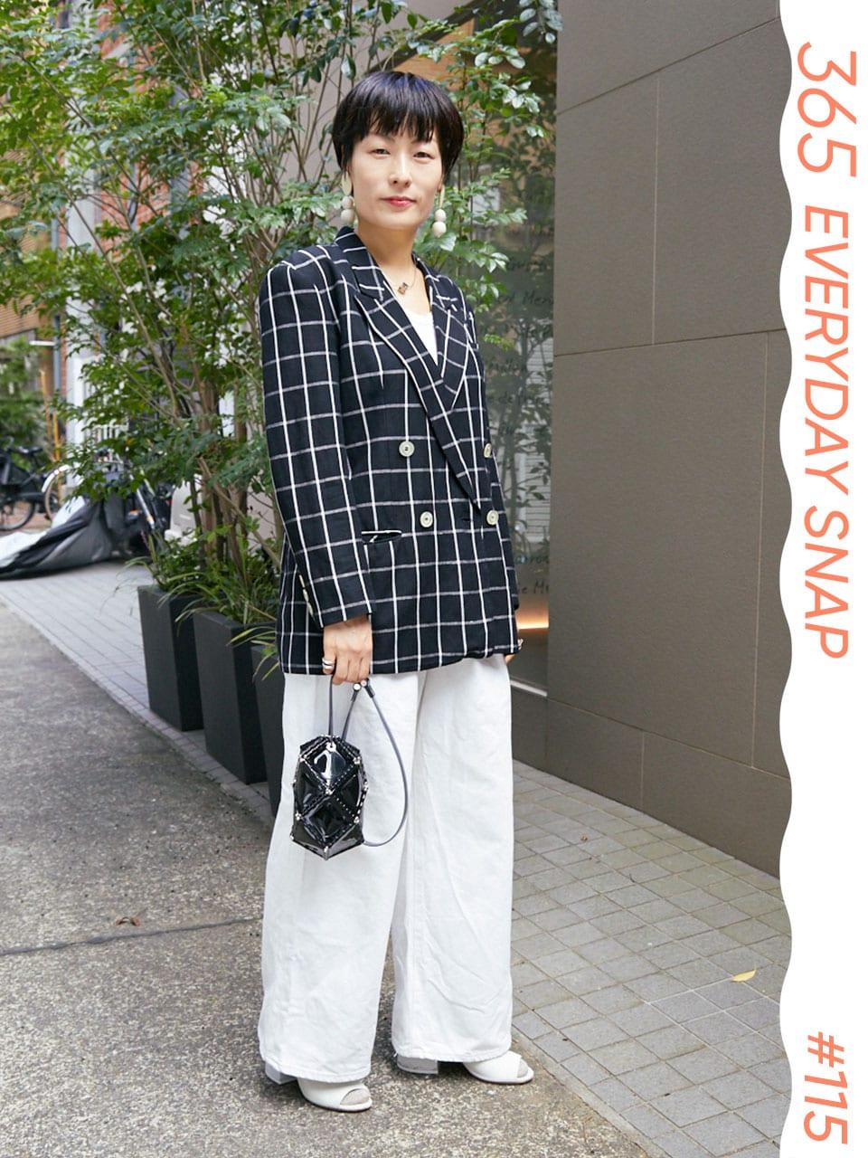 モノトーンでモードに。白を基調にダブルのジャケットを着こなす|365日おしゃれスナップ