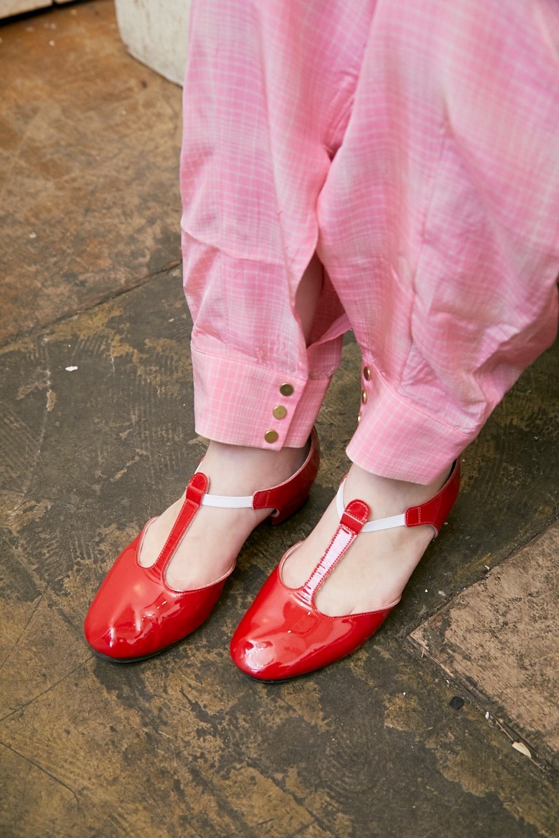 大きな襟のブラウスが主役。赤×ピンクの同系色コーデでガーリーに|365日おしゃれスナップ - Slide:4