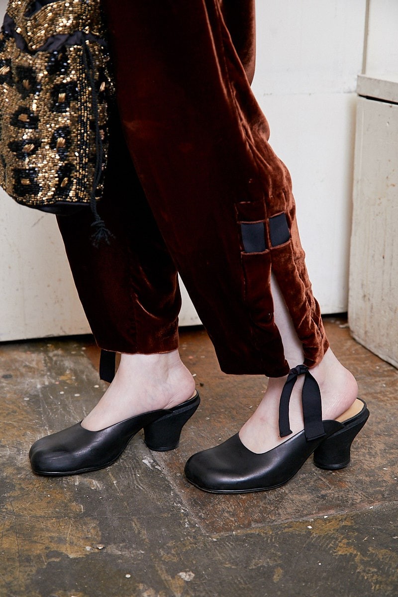 ベルベットのジャケットが主役。メンズアイテムを女性らしく昇華して|365日おしゃれスナップ - Slide:4