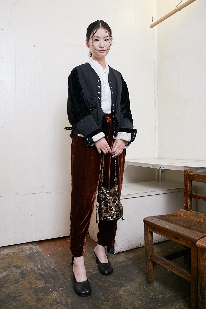 ベルベットのジャケットが主役。メンズアイテムを女性らしく昇華して|365日おしゃれスナップ - Slide:1