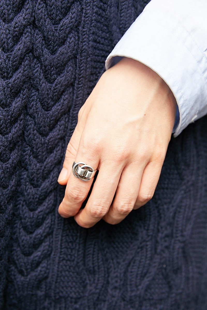 オーバーサイズのベストとシャツが好相性。足元は鮮やかな色でポップに|365日おしゃれスナップ - Slide:3