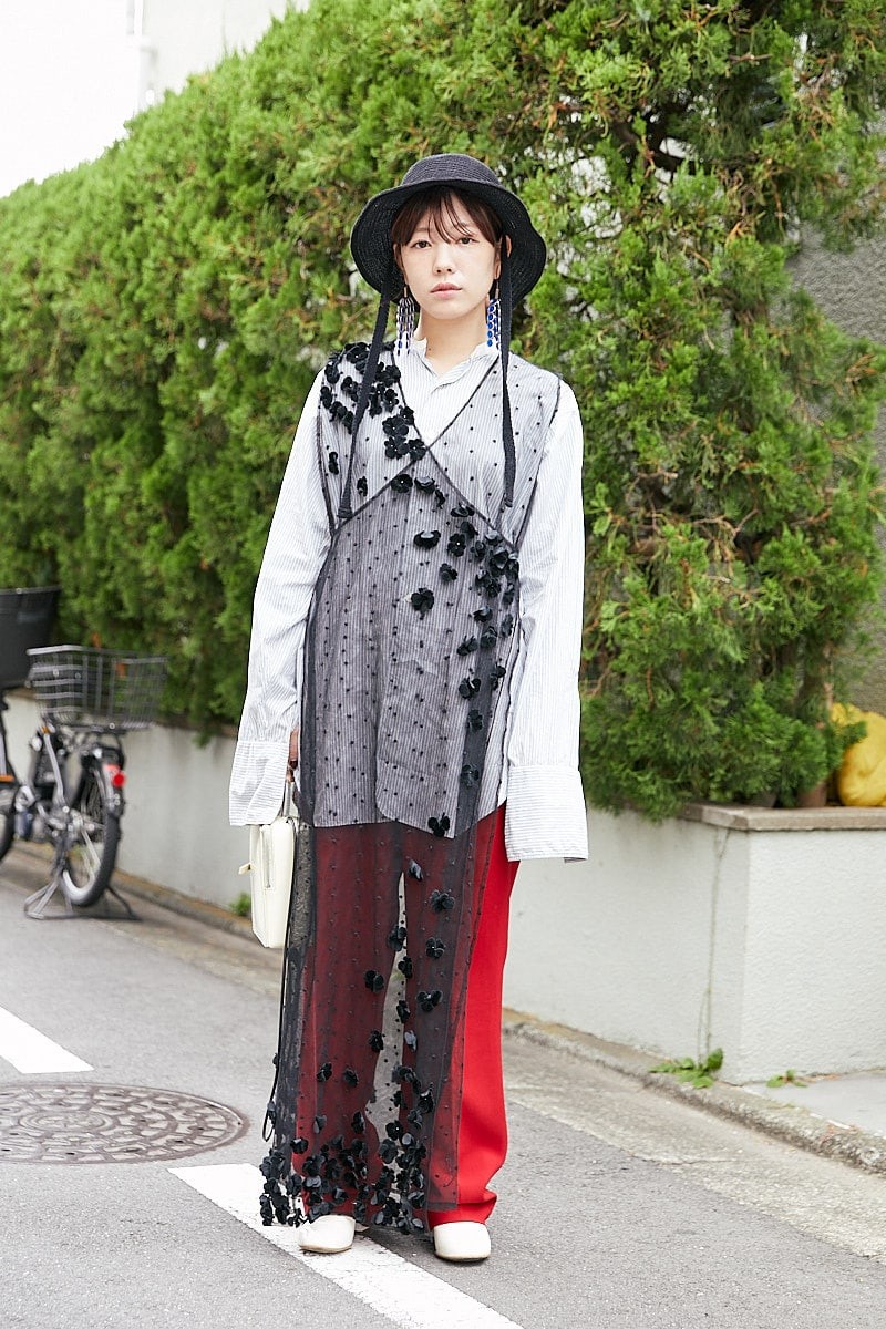 小物使いに技あり。赤パンツと透けるトップスのレイヤードがモード|365日おしゃれスナップ - Slide:1