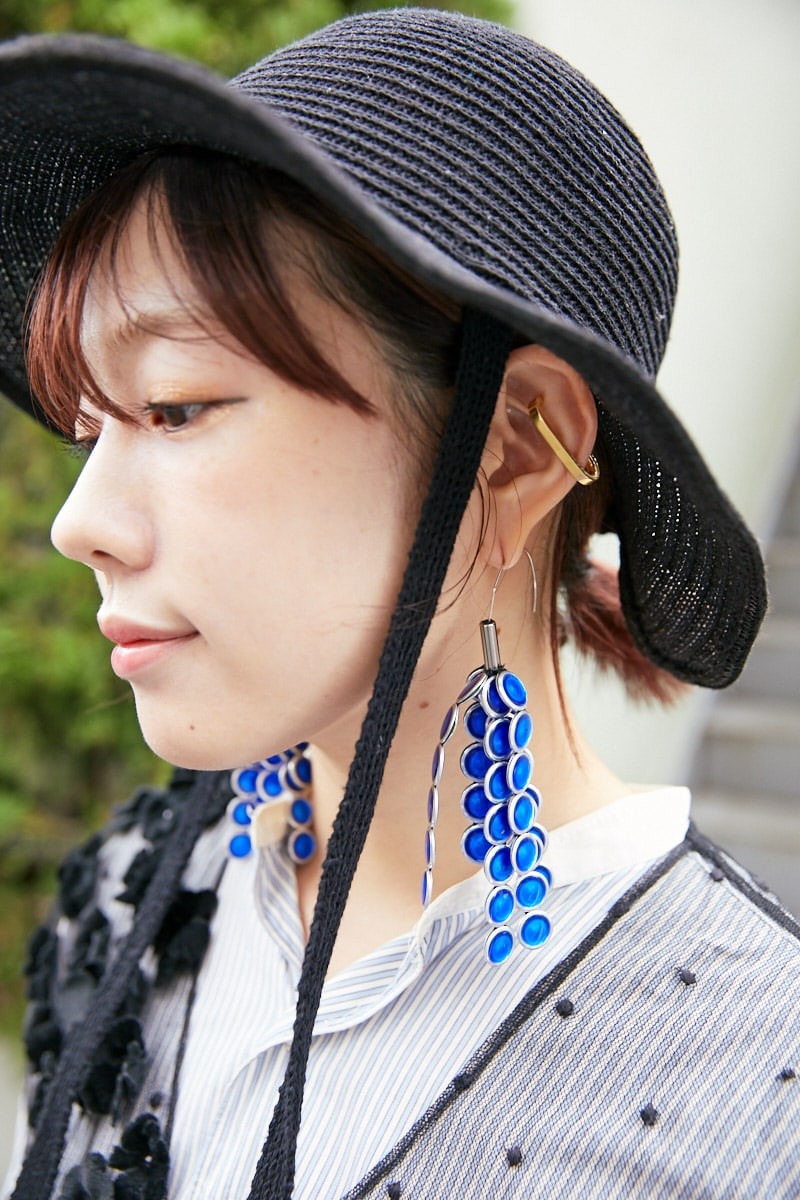 小物使いに技あり。赤パンツと透けるトップスのレイヤードがモード|365日おしゃれスナップ - Slide:4