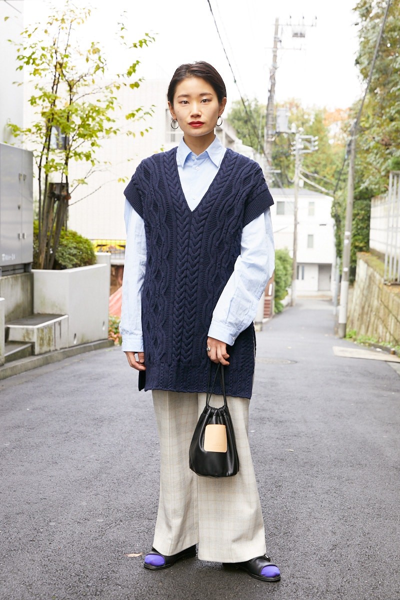 オーバーサイズのベストとシャツが好相性。足元は鮮やかな色でポップに|365日おしゃれスナップ - Slide:1