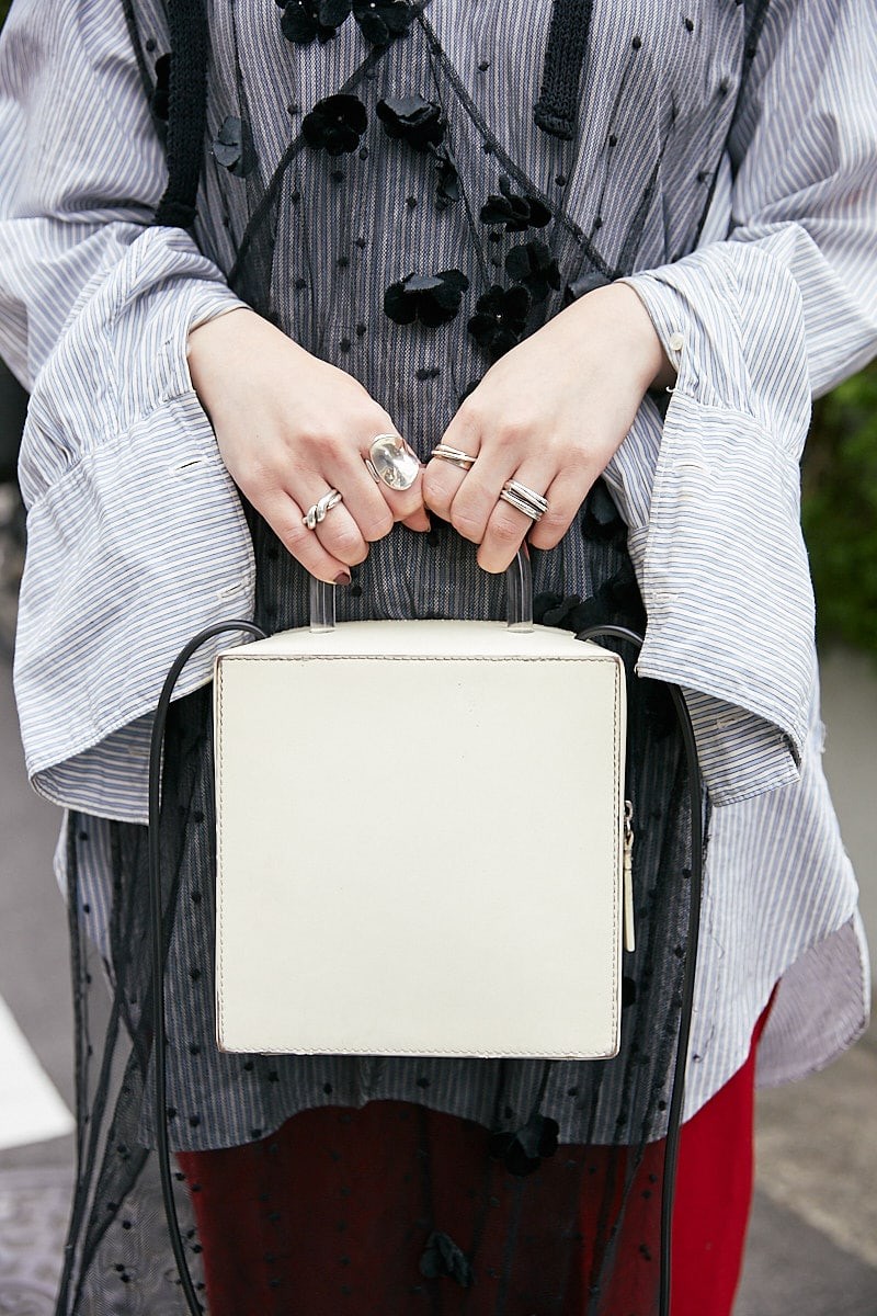 小物使いに技あり。赤パンツと透けるトップスのレイヤードがモード|365日おしゃれスナップ - Slide:3