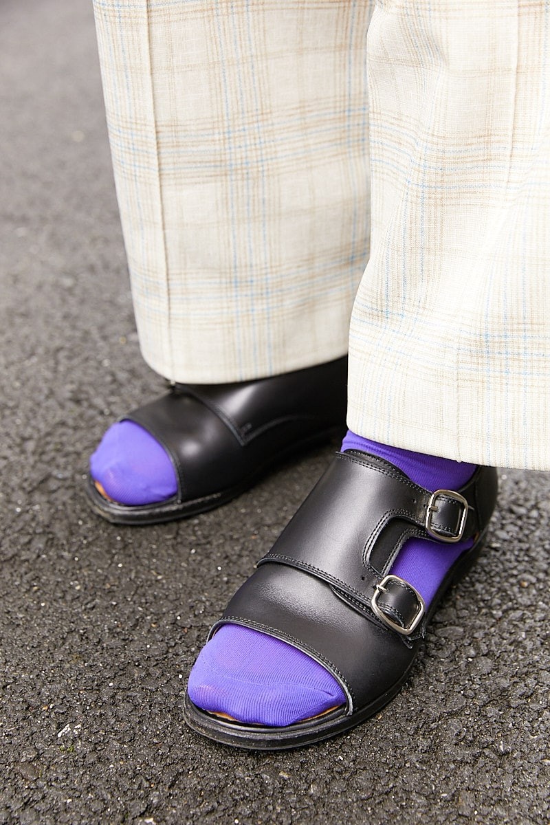 オーバーサイズのベストとシャツが好相性。足元は鮮やかな色でポップに|365日おしゃれスナップ - Slide:6