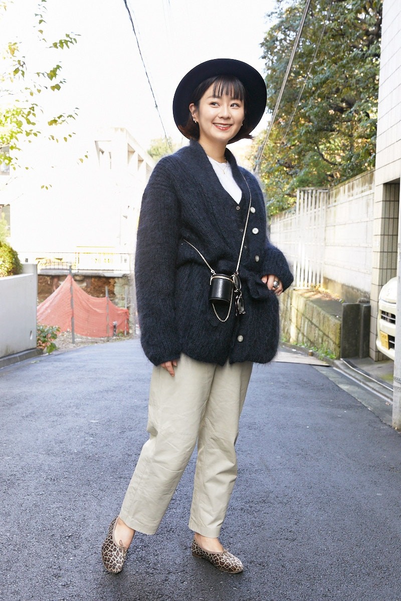 ウールのハットで粋に。アクセサリー感覚のミニバッグがアクセント|365日おしゃれスナップ - Slide:1