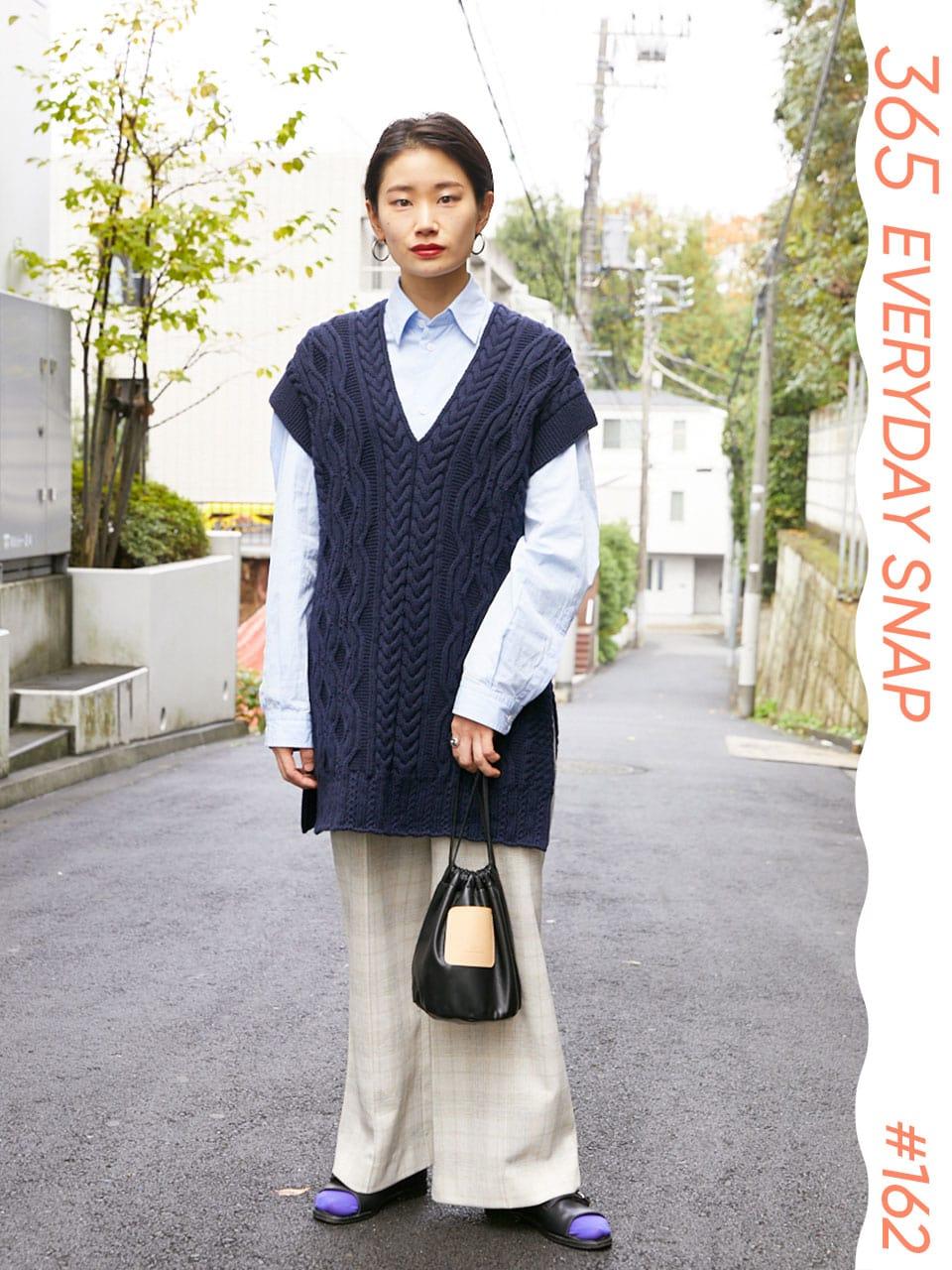 オーバーサイズのベストとシャツが好相性。足元は鮮やかな色でポップに|365日おしゃれスナップ