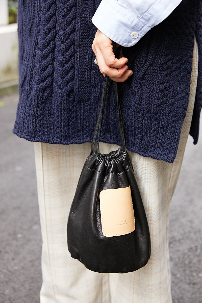 オーバーサイズのベストとシャツが好相性。足元は鮮やかな色でポップに|365日おしゃれスナップ - Slide:2