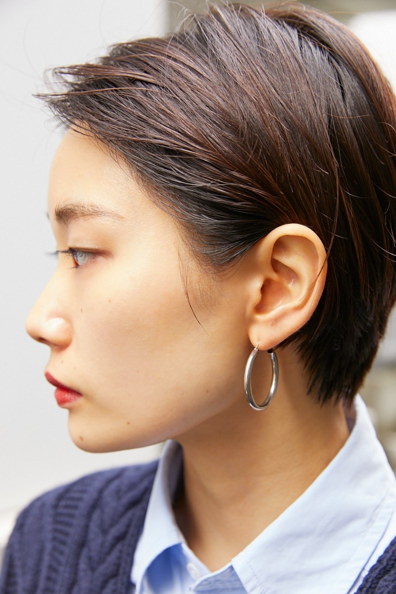 オーバーサイズのベストとシャツが好相性。足元は鮮やかな色でポップに|365日おしゃれスナップ - Slide:4