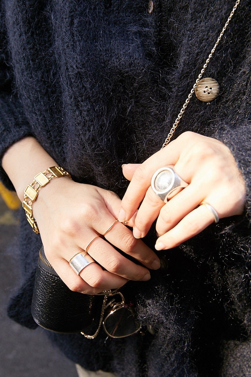 ウールのハットで粋に。アクセサリー感覚のミニバッグがアクセント|365日おしゃれスナップ - Slide:2