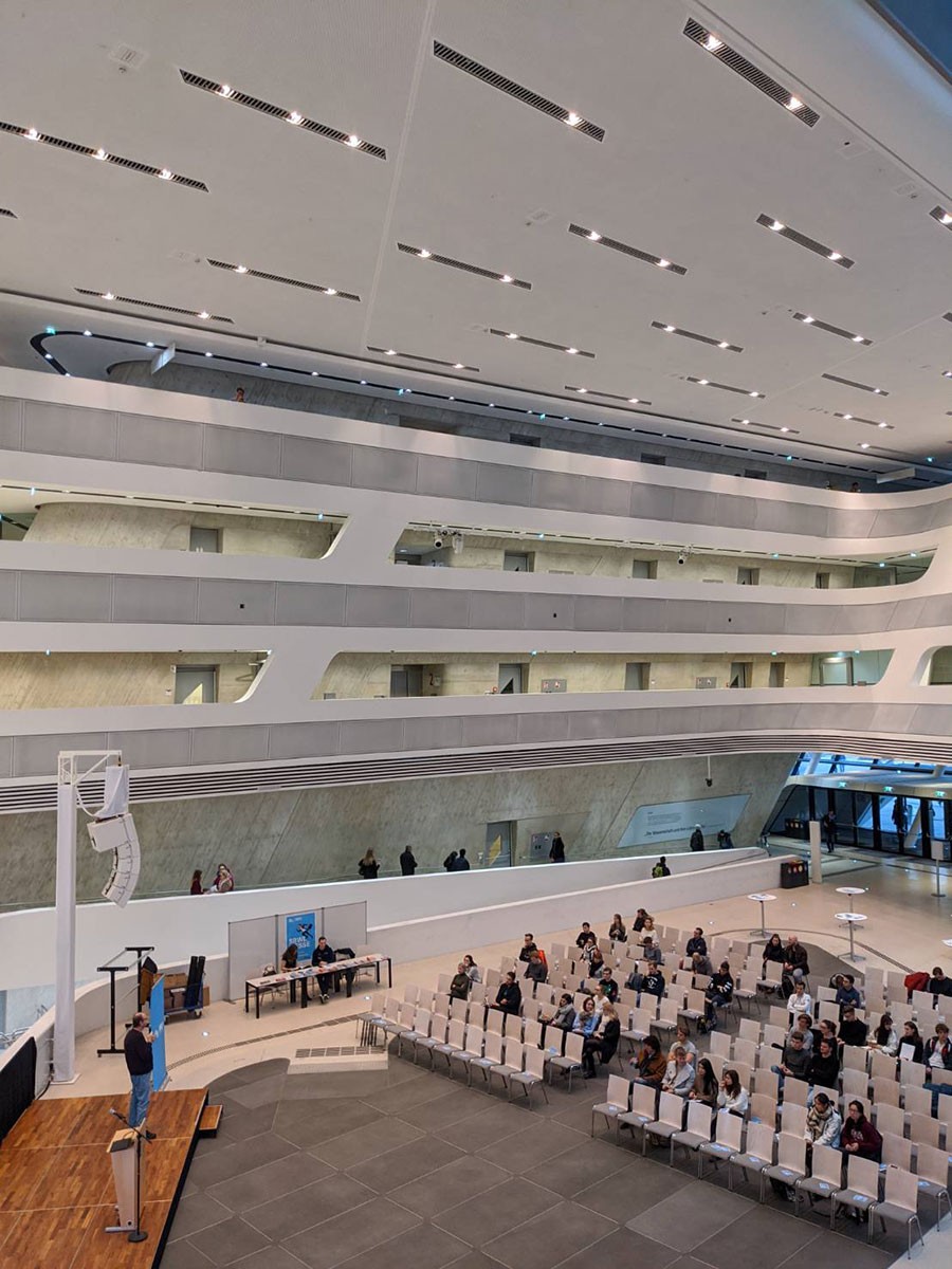 大学の室内 - Slide:2