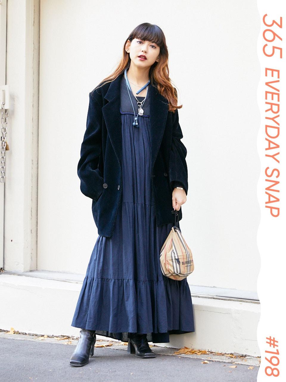 ダークカラーのべルヴェットがクール。ジャケットとワンピのギャップがいい塩梅|365日おしゃれスナップ