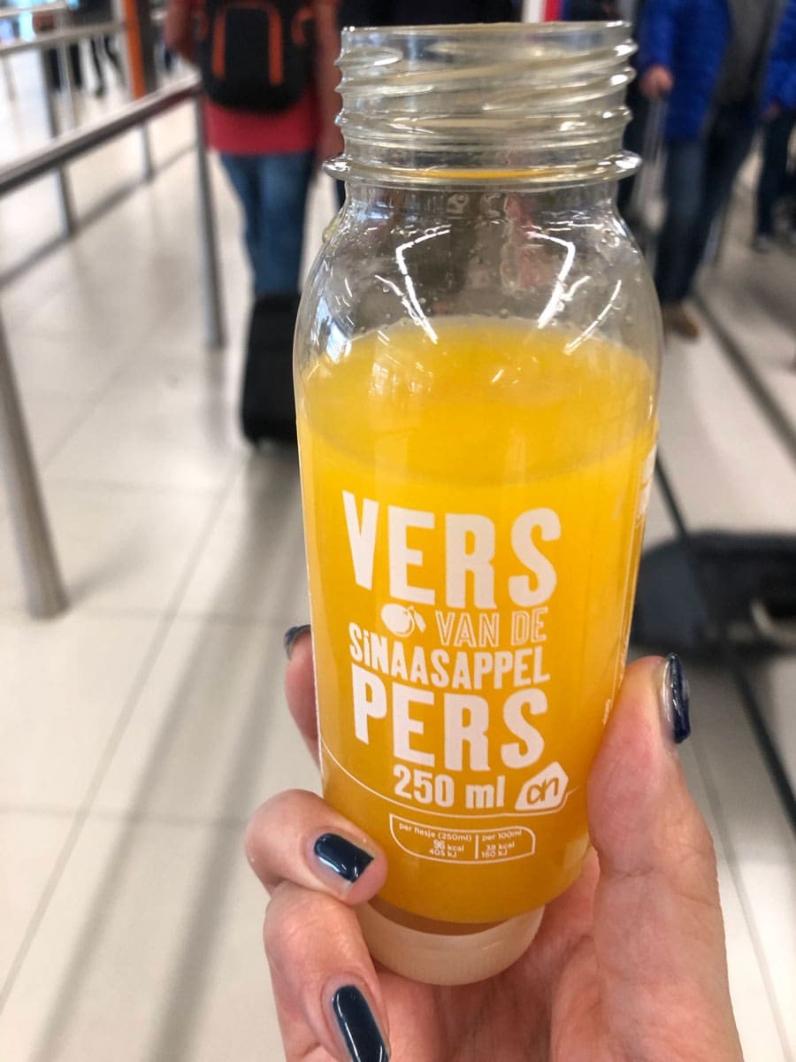 出来上がった生搾りのオレンジジュース - Slide:3