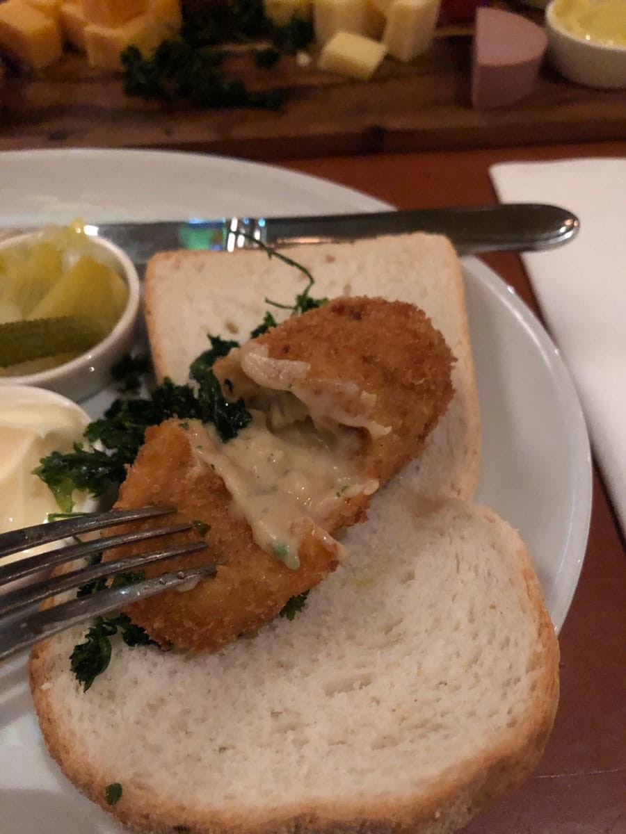 オランダ名物クロケットとパン - Slide:5