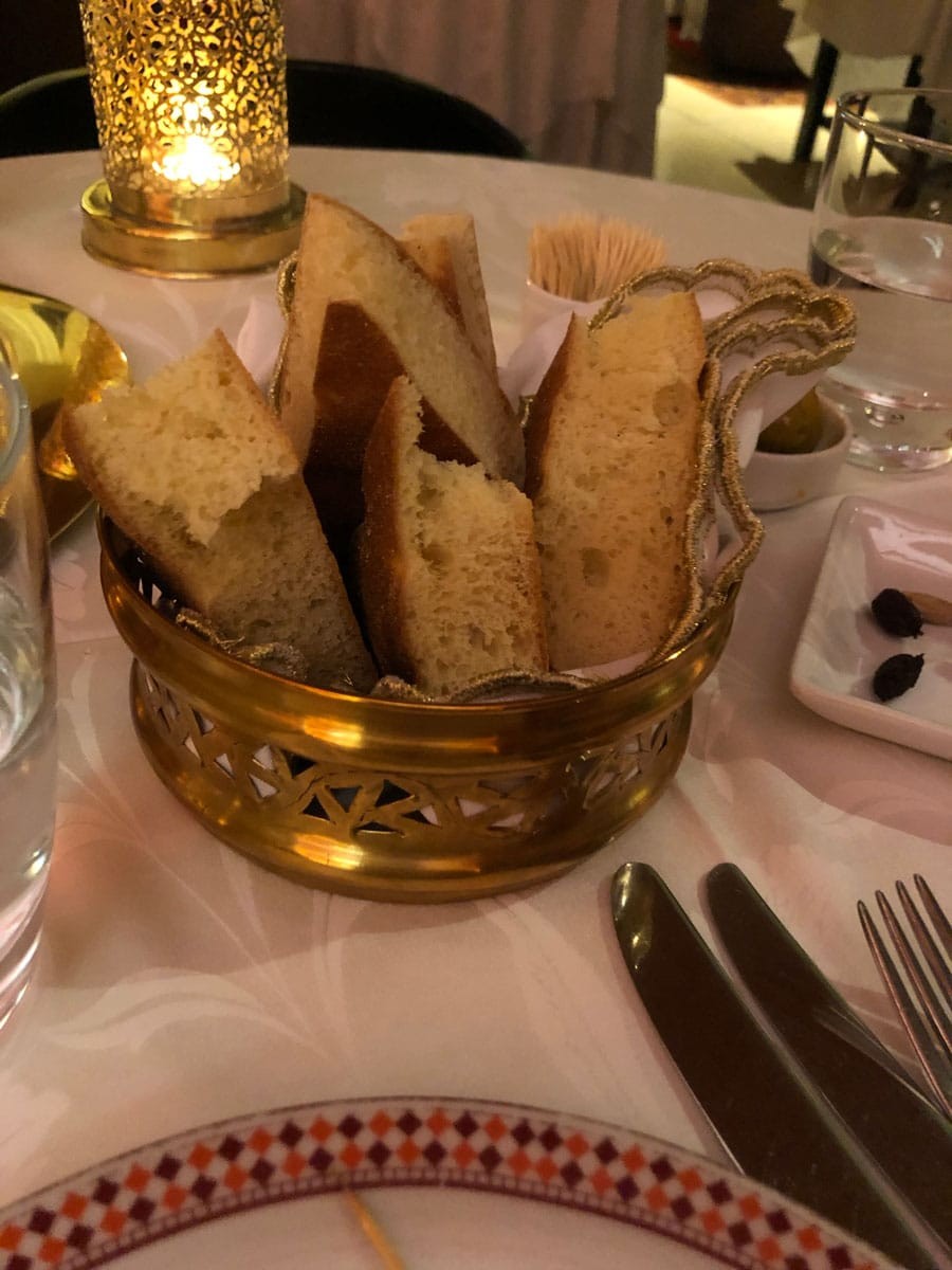 金属の器に盛られたパン - Slide:6