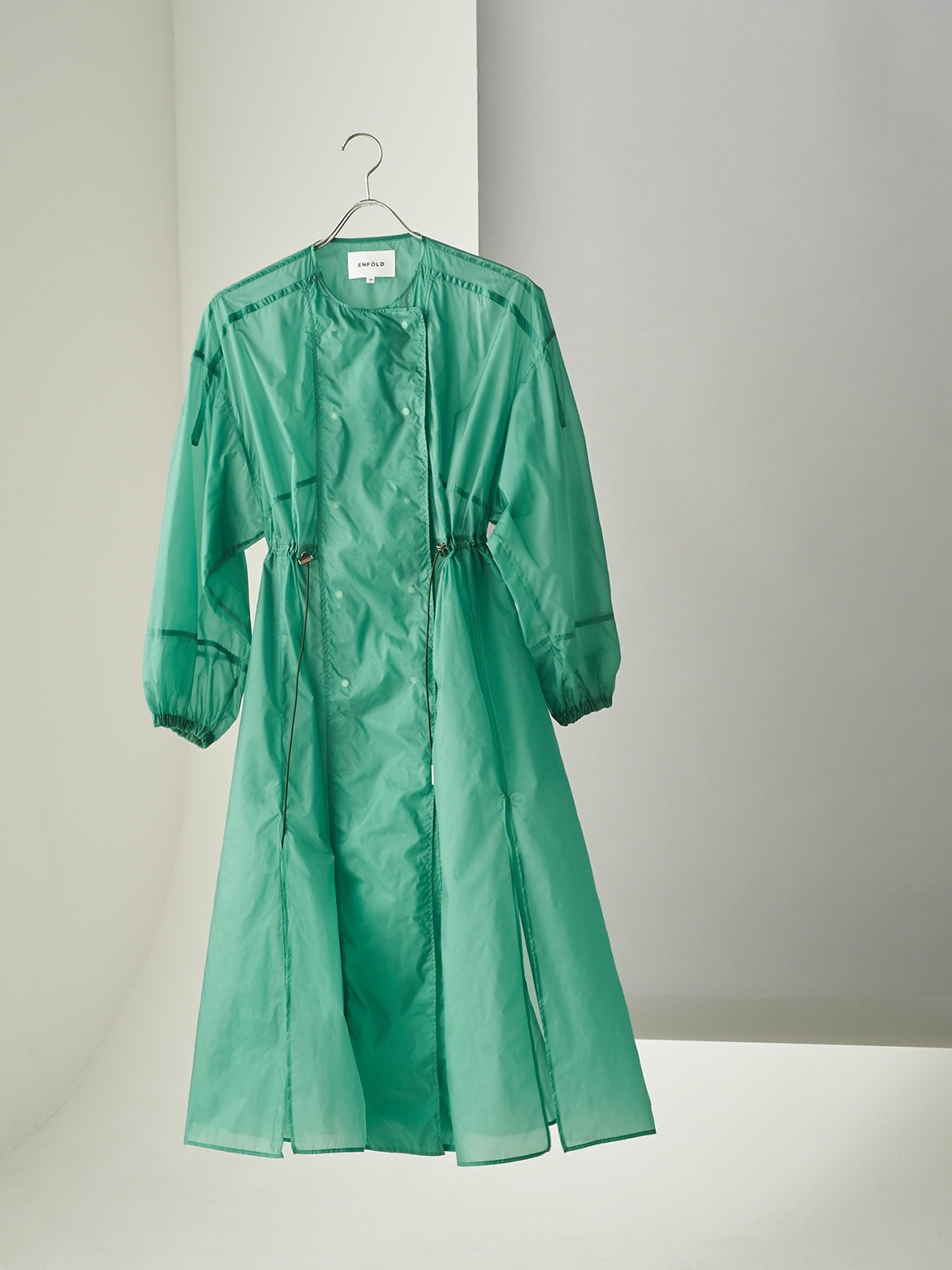 エンフォルド、ドレスコート - Slide:1