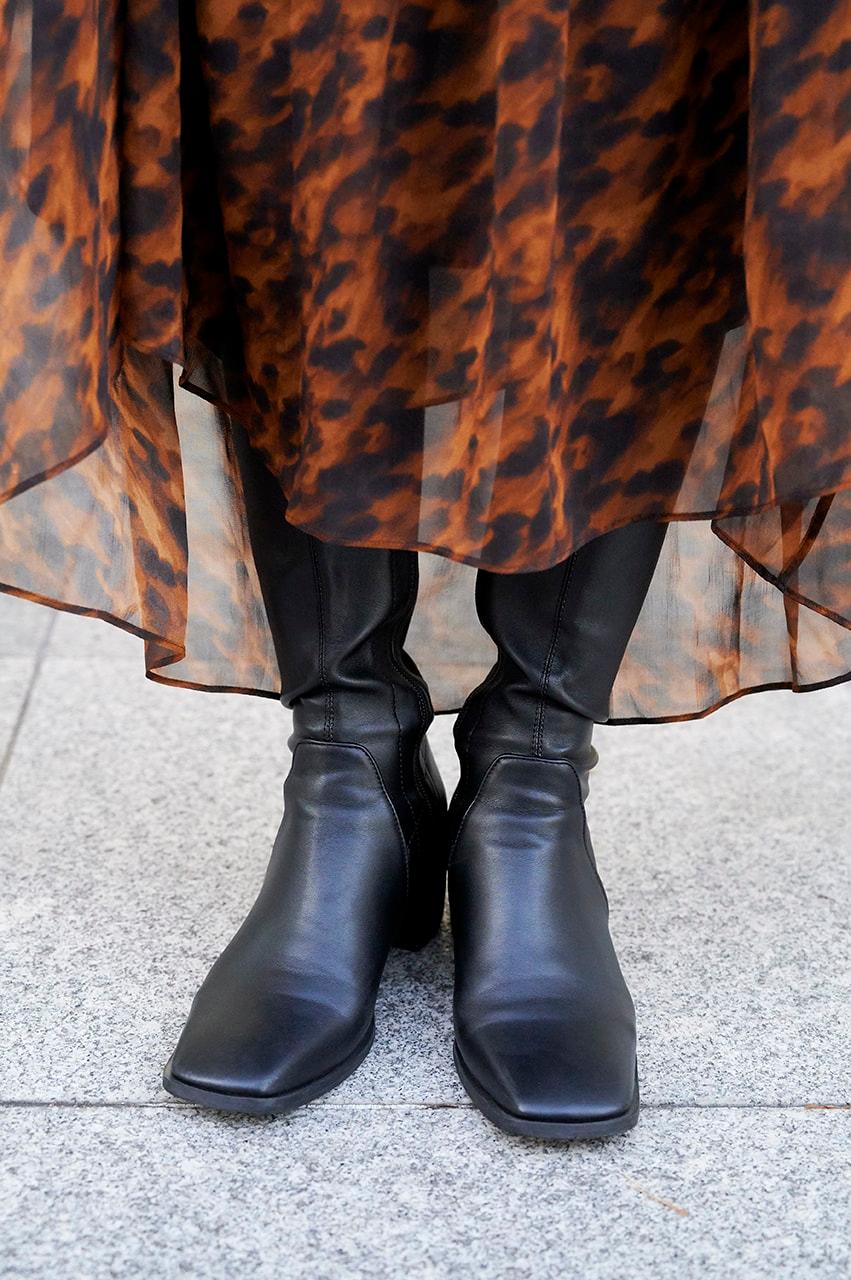 アクセントはスクエアトゥのブーツ。シアー素材でフェミニンに｜365日おしゃれスナップ - Slide:2