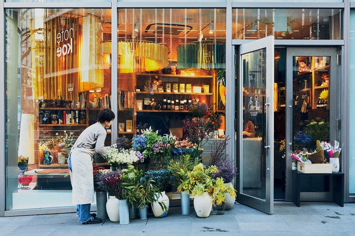 THE LITTLE BAR OF FLOWERS - Slide:1