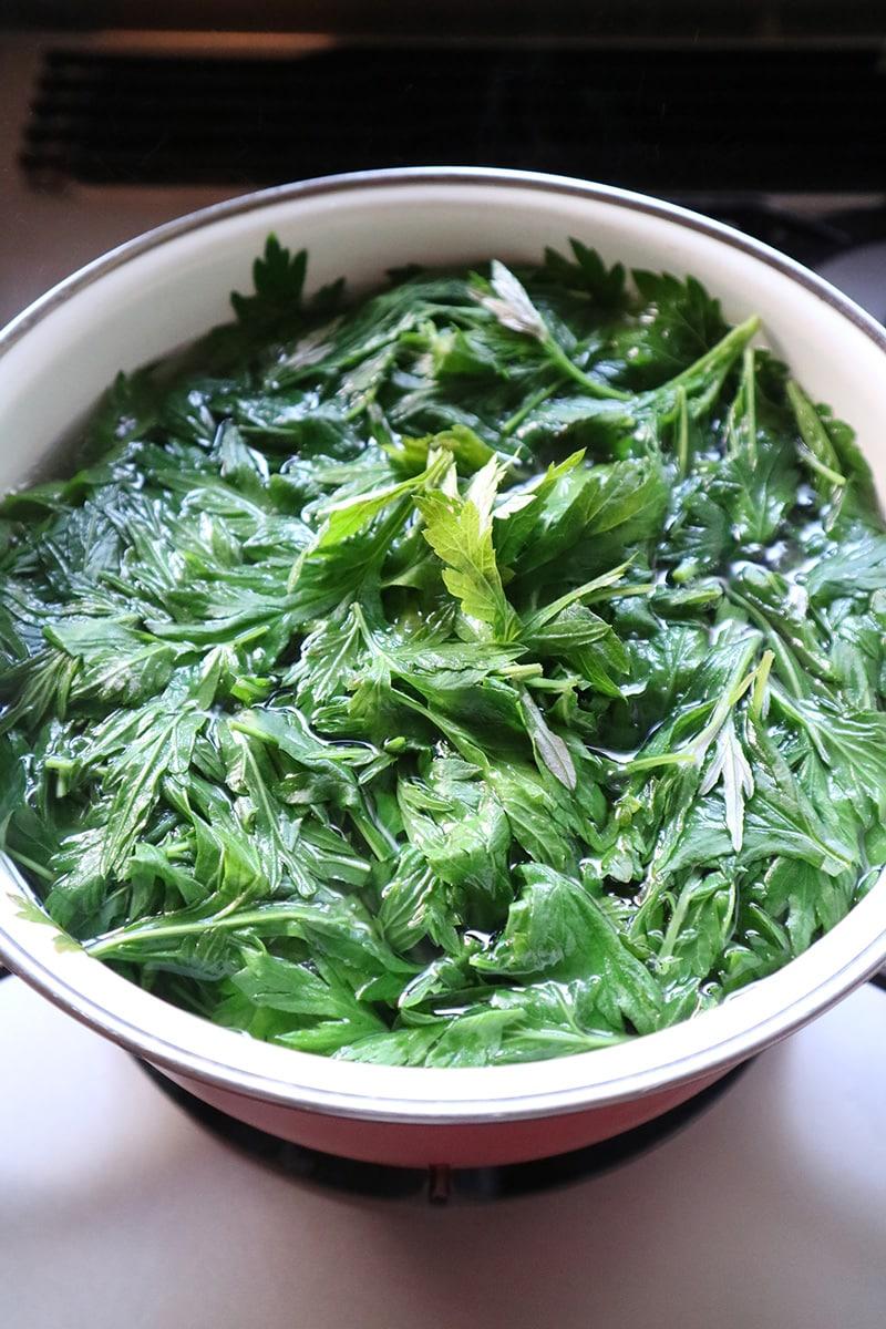 ヨモギで作る自家製草もちレシピ。旬の食材で美味しく体を整えよう - Slide:2