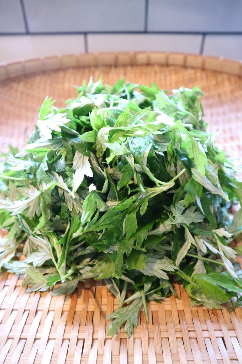 ヨモギで作る自家製草もちレシピ。旬の食材で美味しく体を整えよう - Slide:1