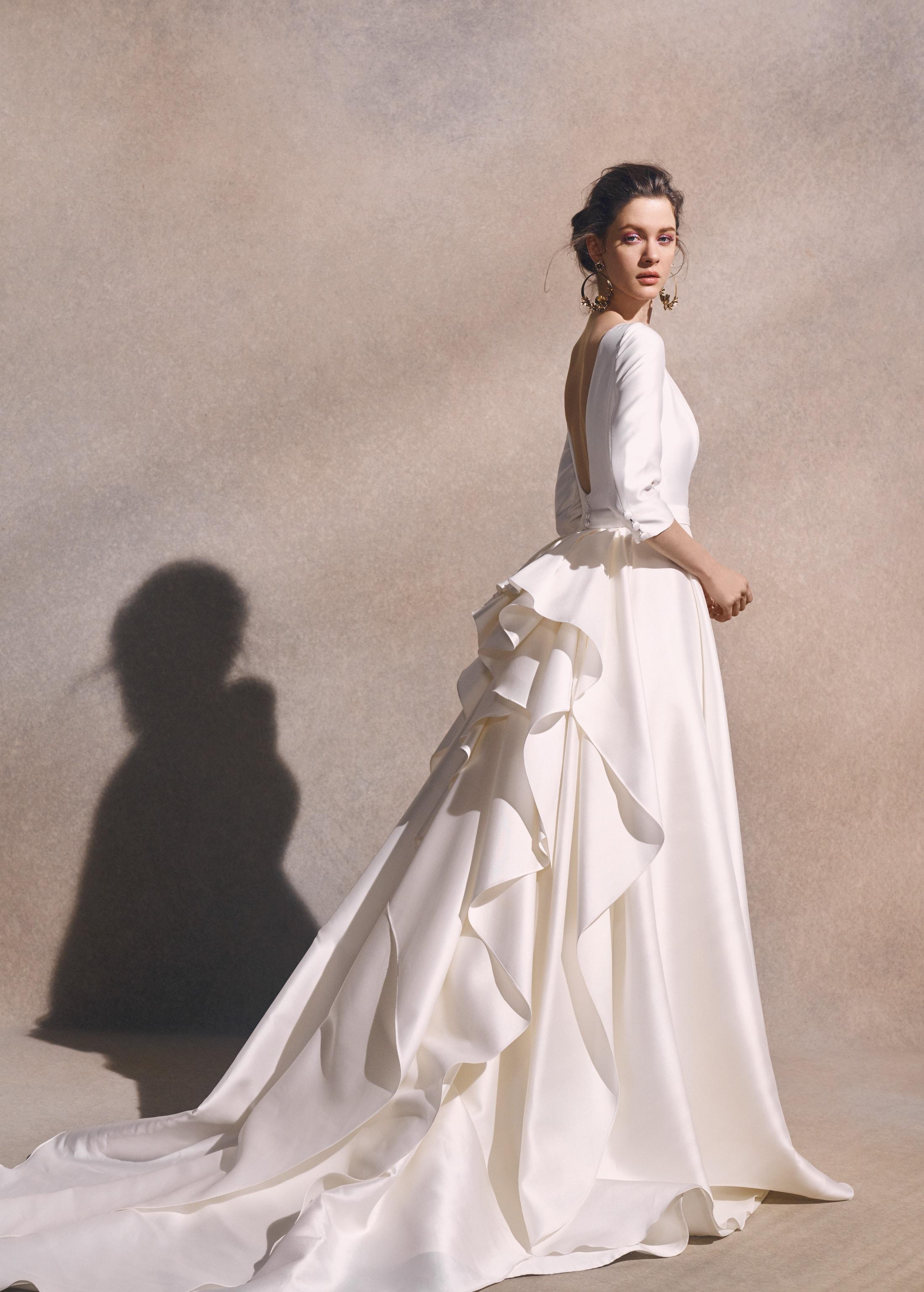 NOVARESEのウエディングドレスを着た女性