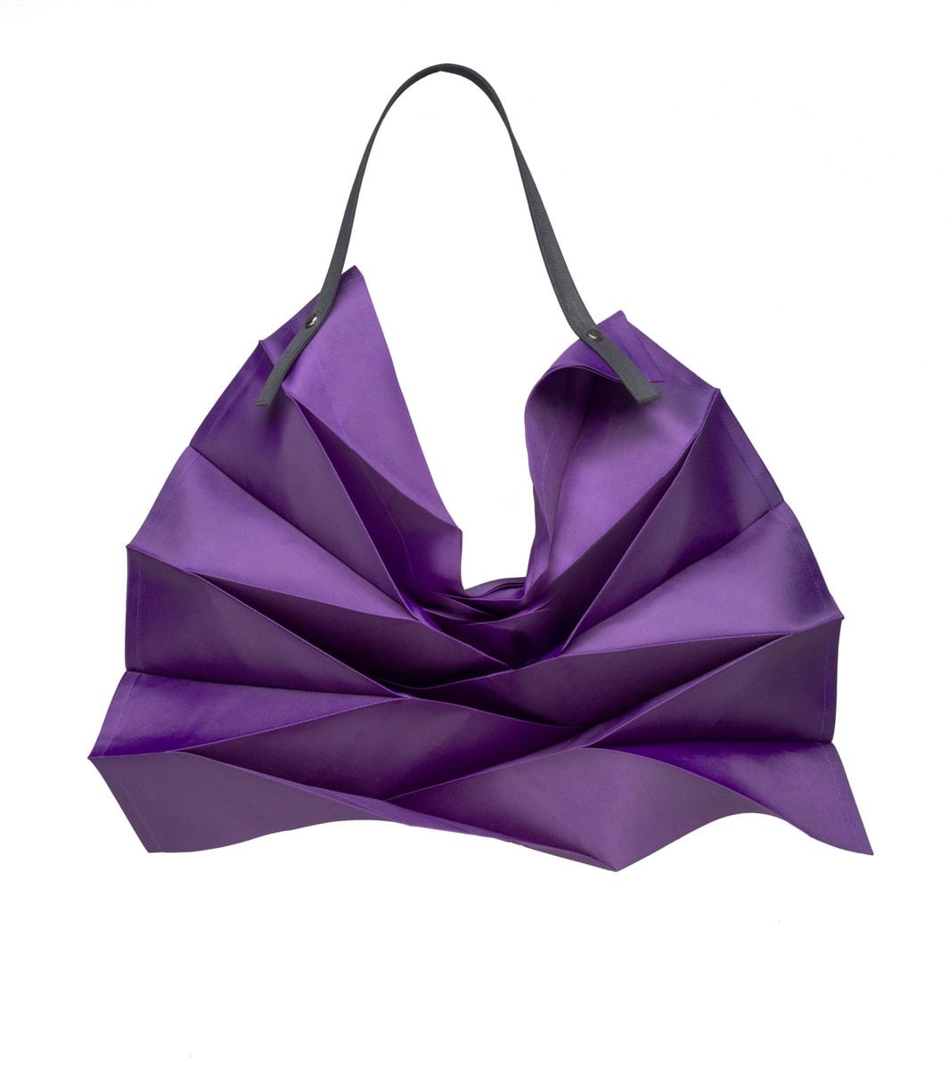 イッタラ X イッセイ ミヤケの2020年限定モデル！鮮やかな新色のバッグや花器が登場 - Slide:1