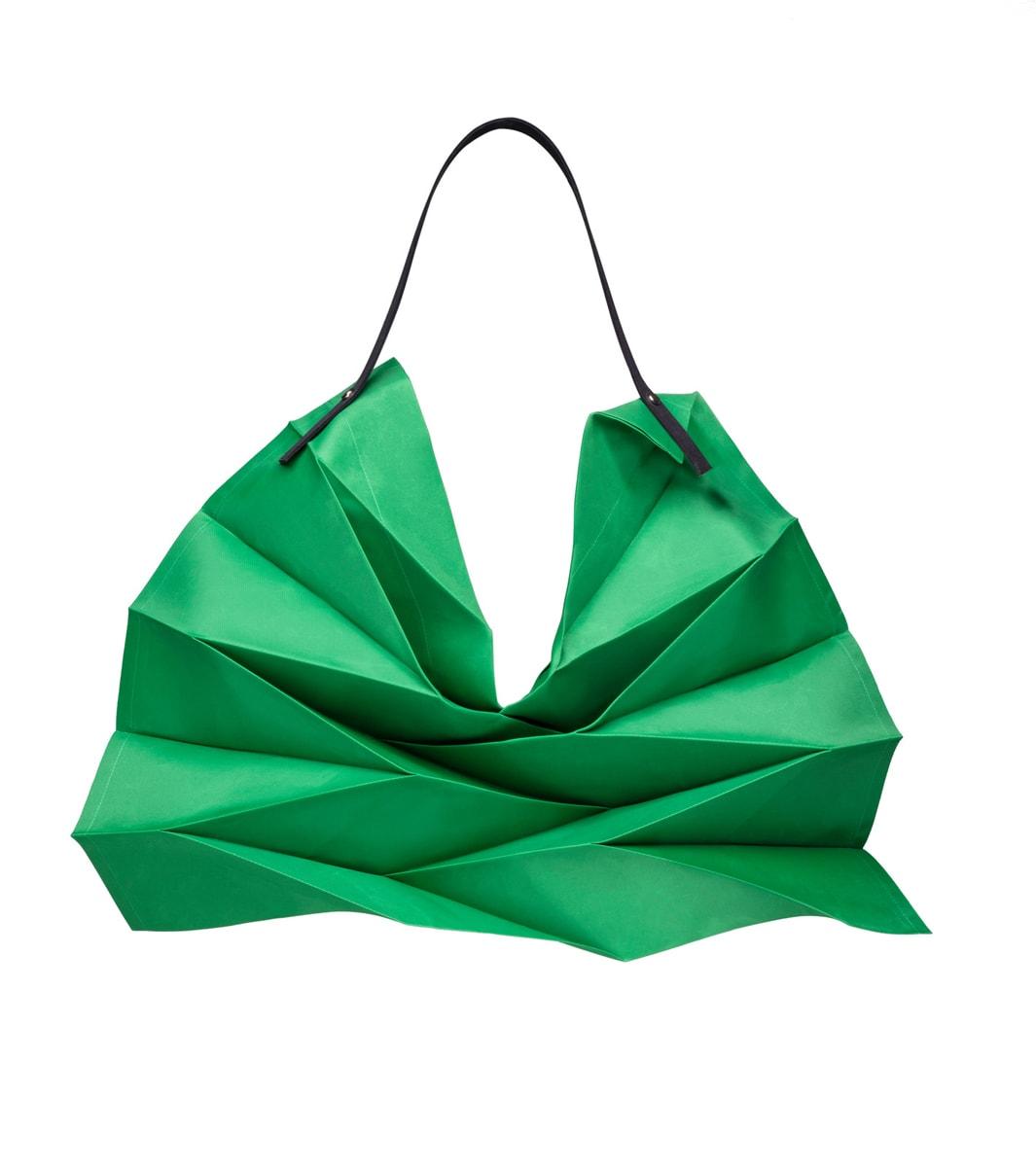 イッタラ X イッセイ ミヤケの2020年限定モデル！鮮やかな新色のバッグや花器が登場 - Slide:2
