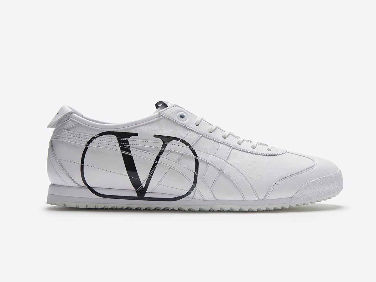 VALENTINO GARAVANI × ONITSUKA TIGER のモードなスニーカーコレクションを手に入れて! - Slide:1