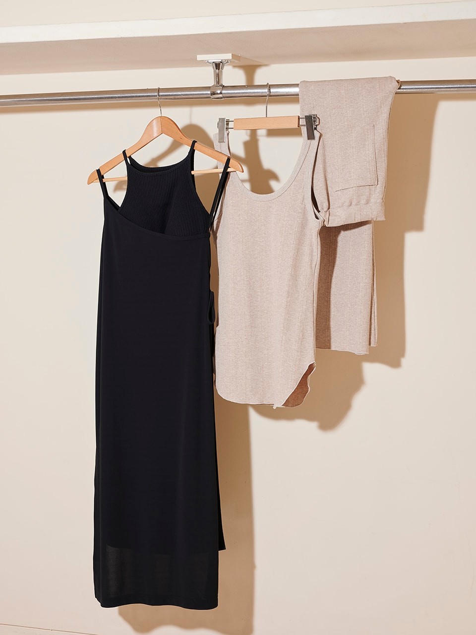 おうちで過ごすリラックスタイムから、お出かけまで。おしゃれで楽ちんウェア12選 - Slide:4