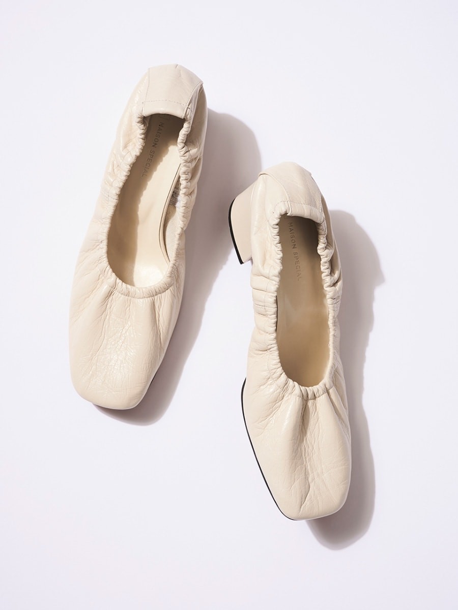 スクエアトゥーとヌードカラーのシューズ - Slide:3