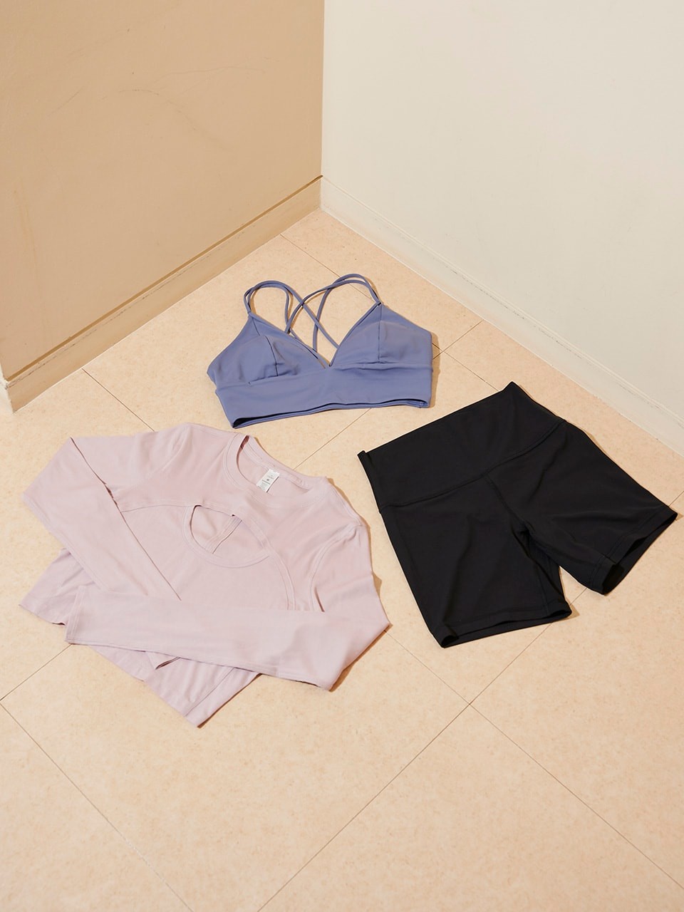 おうちで過ごすリラックスタイムから、お出かけまで。おしゃれで楽ちんウェア12選 - Slide:13