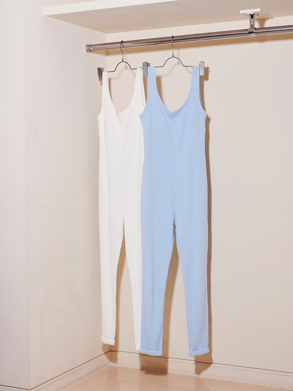 おうちで過ごすリラックスタイムから、お出かけまで。おしゃれで楽ちんウェア12選 - Slide:3