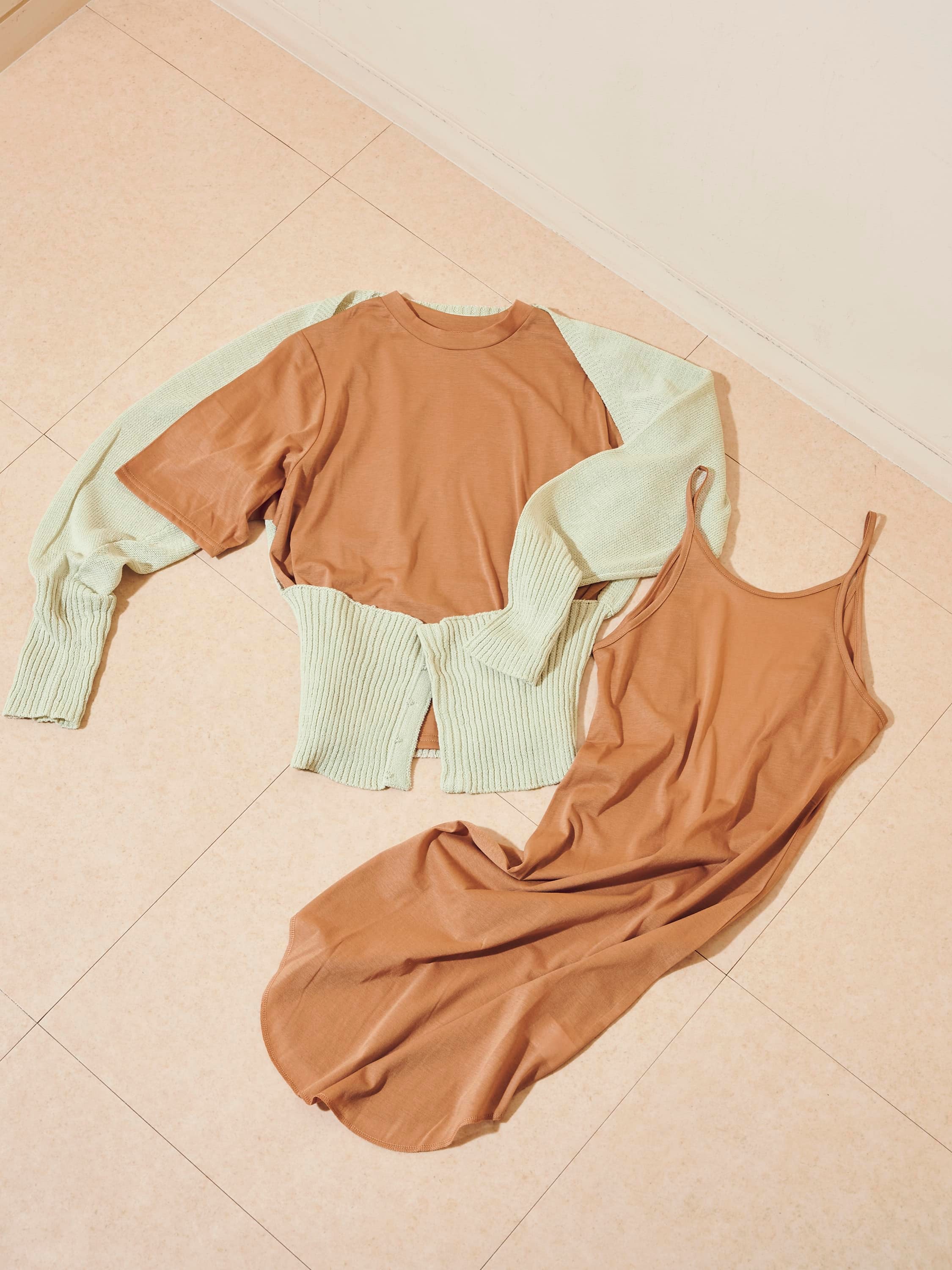 おうちで過ごすリラックスタイムから、お出かけまで。おしゃれで楽ちんウェア12選 - Slide:1