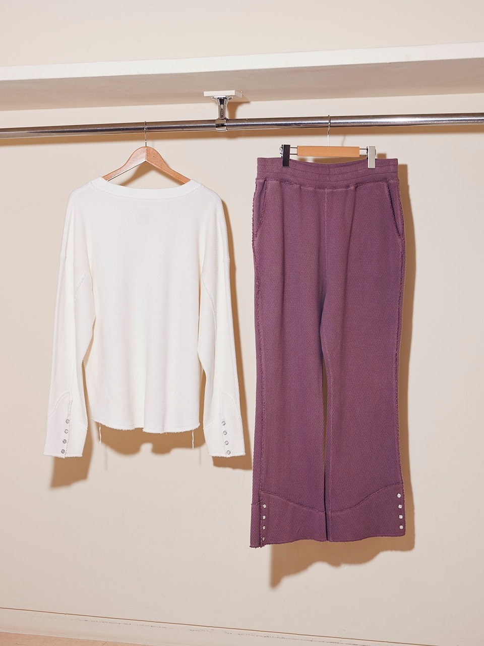 おうちで過ごすリラックスタイムから、お出かけまで。おしゃれで楽ちんウェア12選 - Slide:2