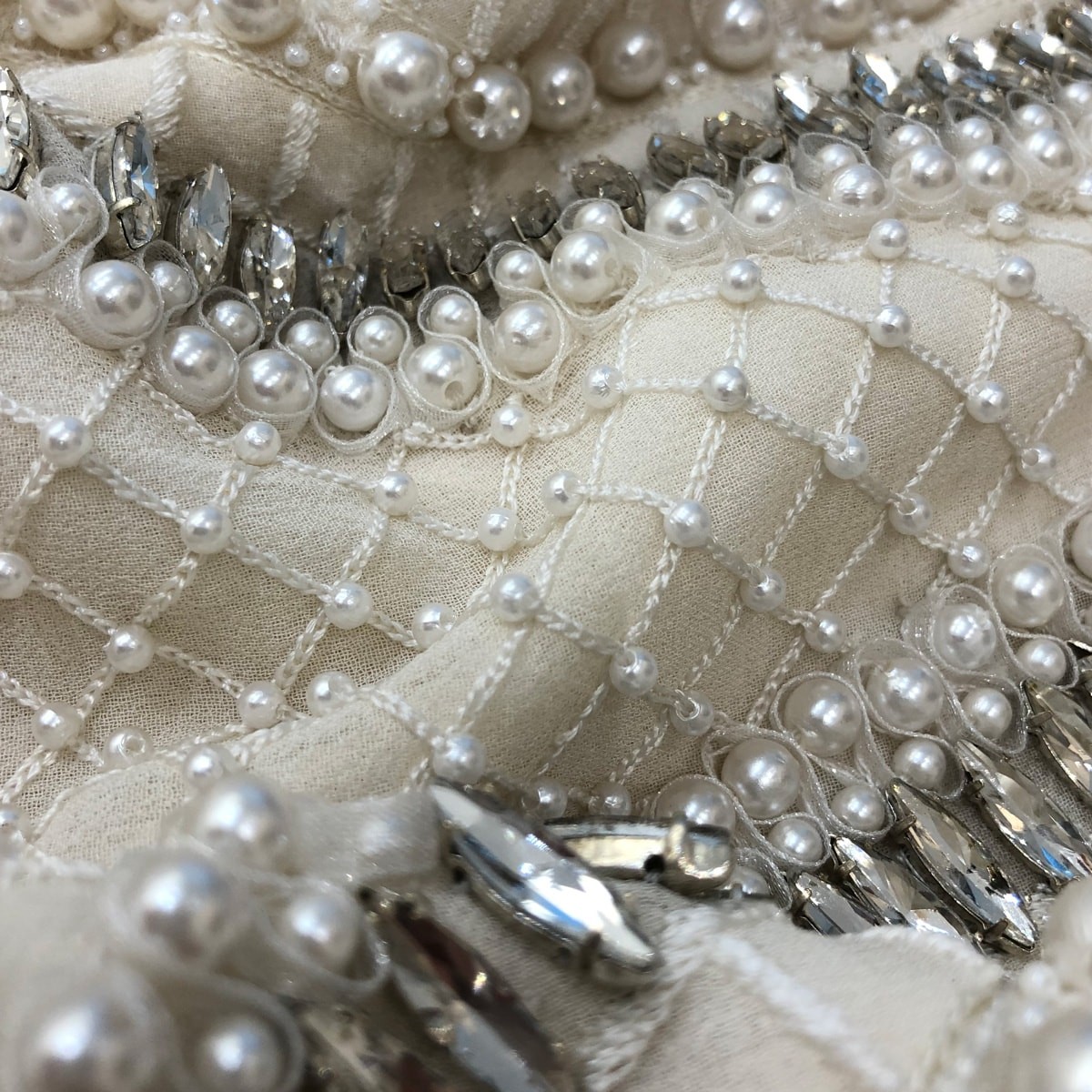 ノバレーゼのドレスの胸元 - Slide:1