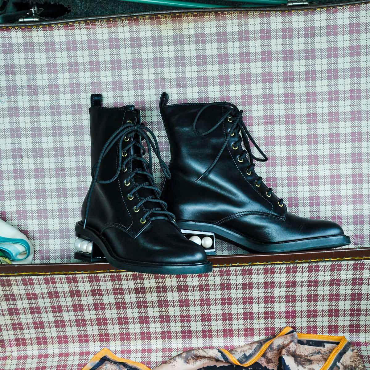 今年は存在感のあるマニッシュな黒ブーツを選んで。秋の最新シューズ vol.2 - Slide:2